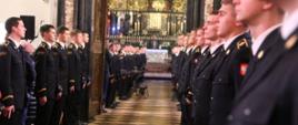 Wnętrze świątyni, kadeci Centralnej Szkoły PSP ustawieni w formie szpaleru, w głębi widoczny ołtarz