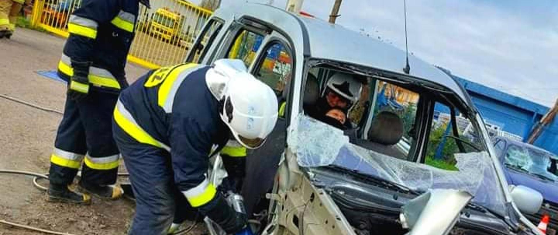 Zdjęcie przedstawia druhów OSP, uczestniczących w ćwiczeniach.