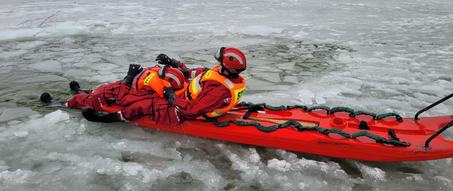 Strażacy w trakcie ćwiczeń 