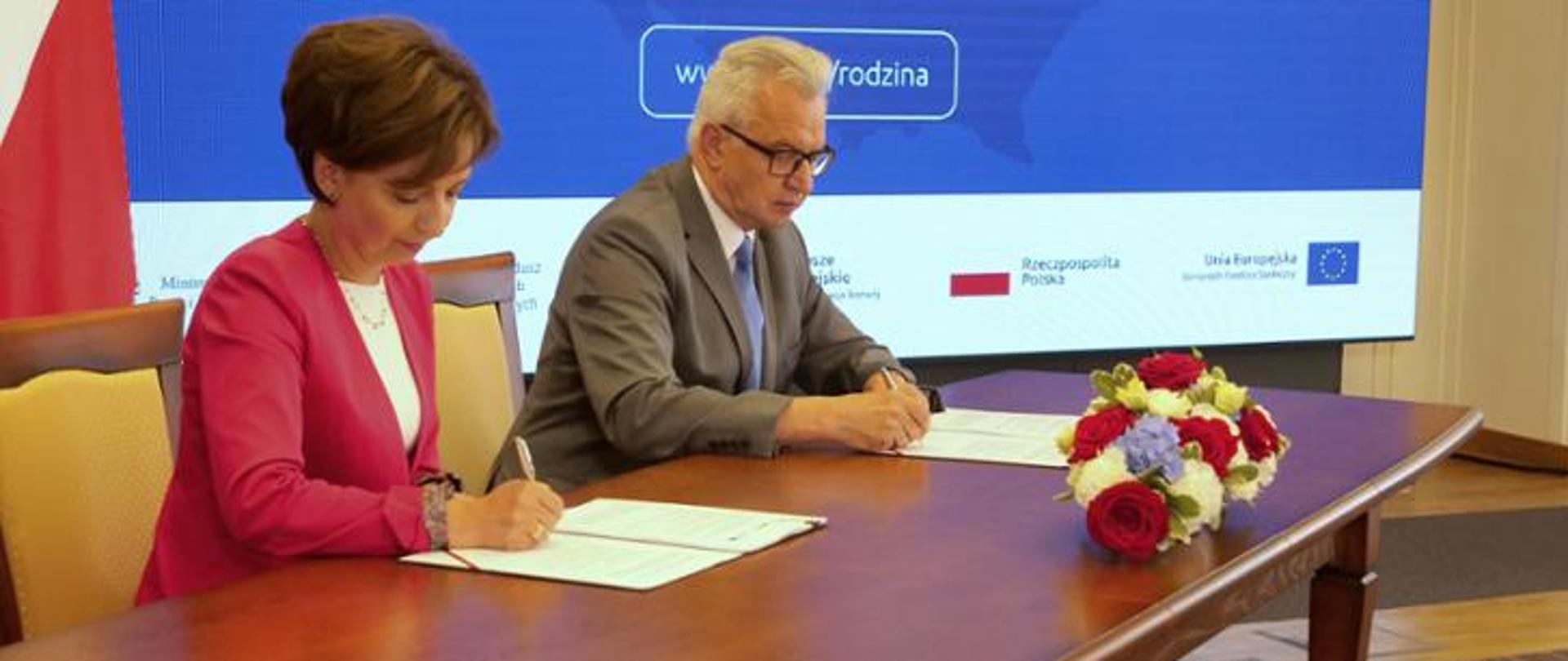 Na zdjęciu minister rodziny, pracy i polityki społecznej Marlena Maląg oraz prezes zarządu PFRON Krzysztof Michałkiewicz.