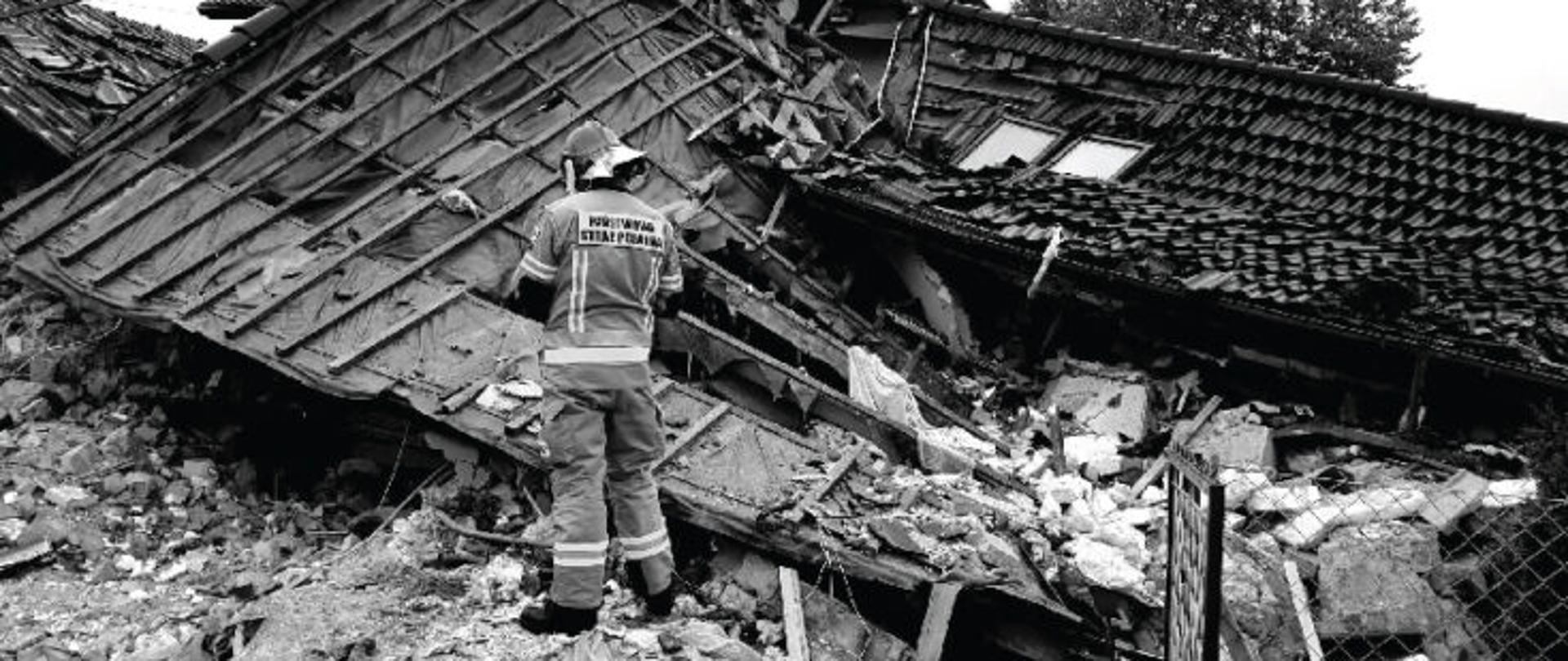 Zdjęcie przedstawia plakat fundacji Solidarni. ogłaszający zbiórkę pieniędzy na leczenie i odbudowę domu dla strażaka młodszego ogniomistrza Grzegorza Pająka 