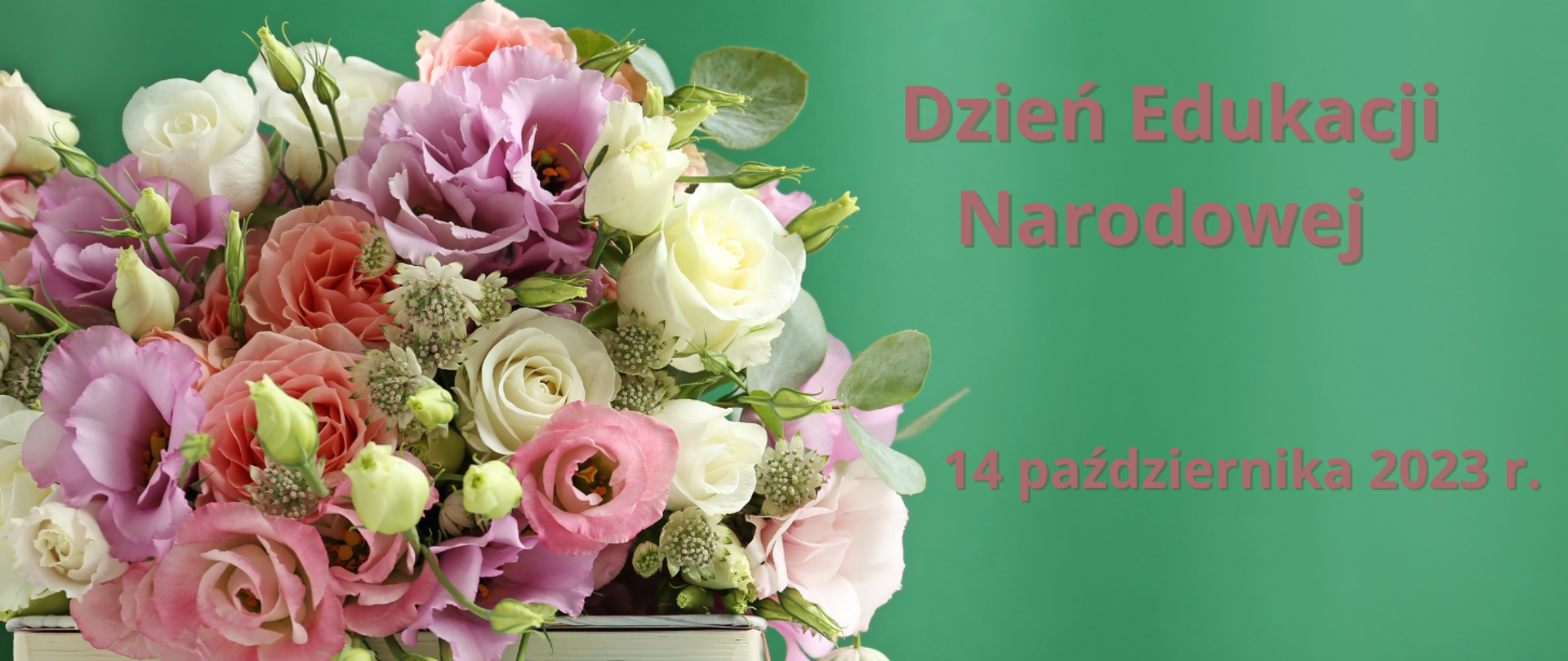 zielony baner z pudrowymi napisami, po lewej stronie bukiet kwiatów na książce 