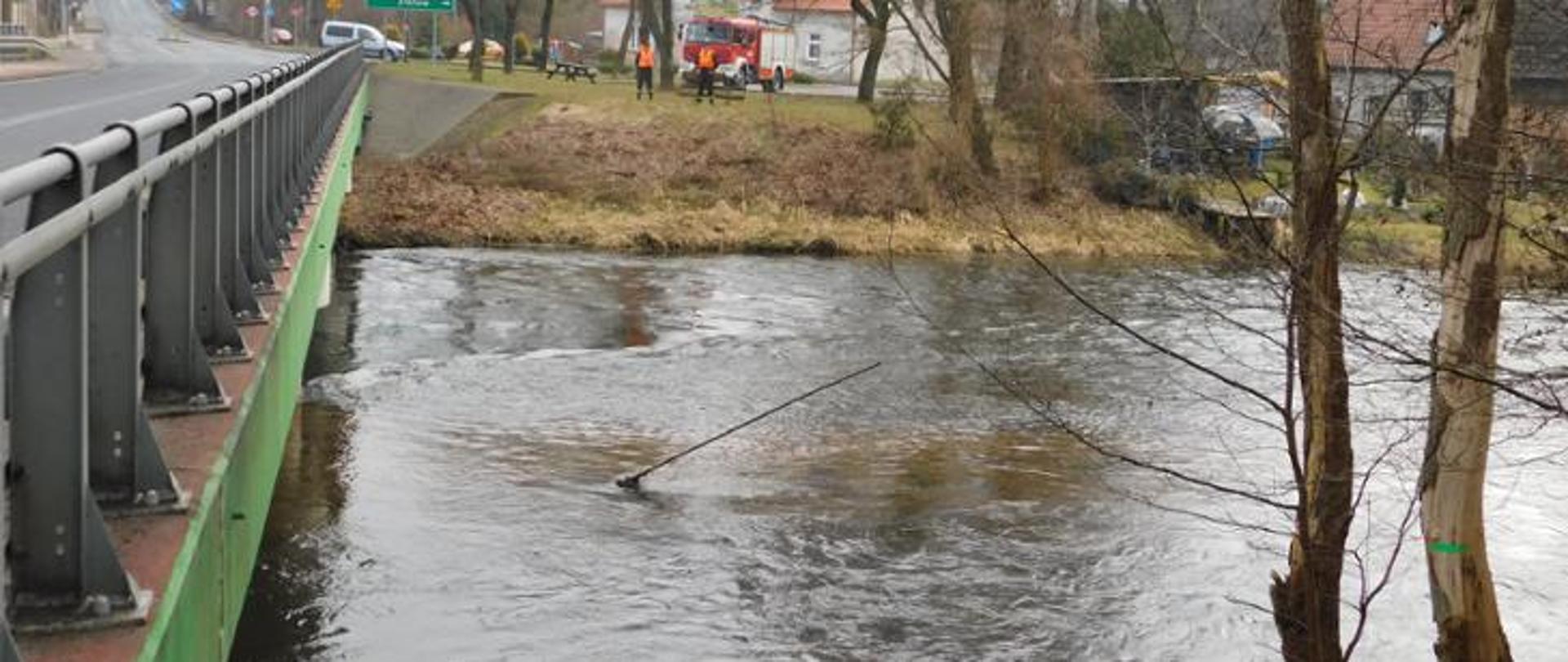 widoczna rzeka oraz miernisk stanu wody