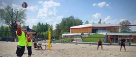 Mistrzostwa Województwa Kujawsko-Pomorskiego Strażaków PSP w Plażowej Piłce Siatkowej. Zdjęcie przedstawia strażaków PSP podczas meczu w plażową piłkę siatkową.