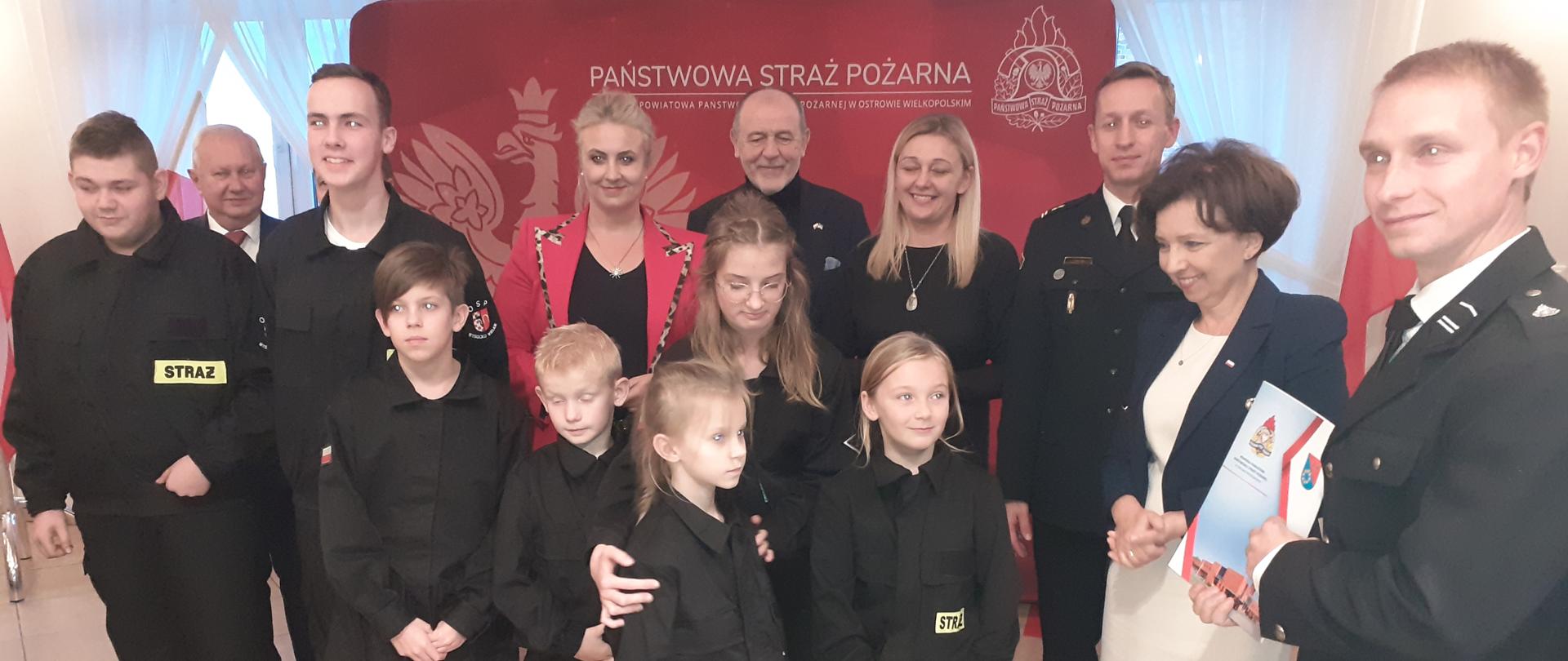 Drużyna MDP wraz z ministrem i parlamentarzystami podczas wręczenia promes