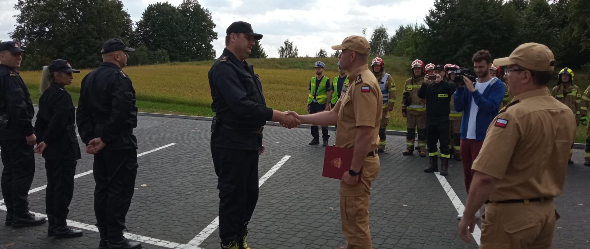 Wręczenie wyróżnienia Zastępcy Komendanta Powiatowego PSP