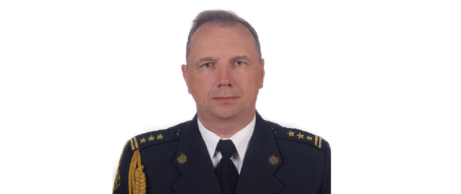Zdjęcie przedstawia komendanta powiatowego PSP w umundurowaniu galowym
