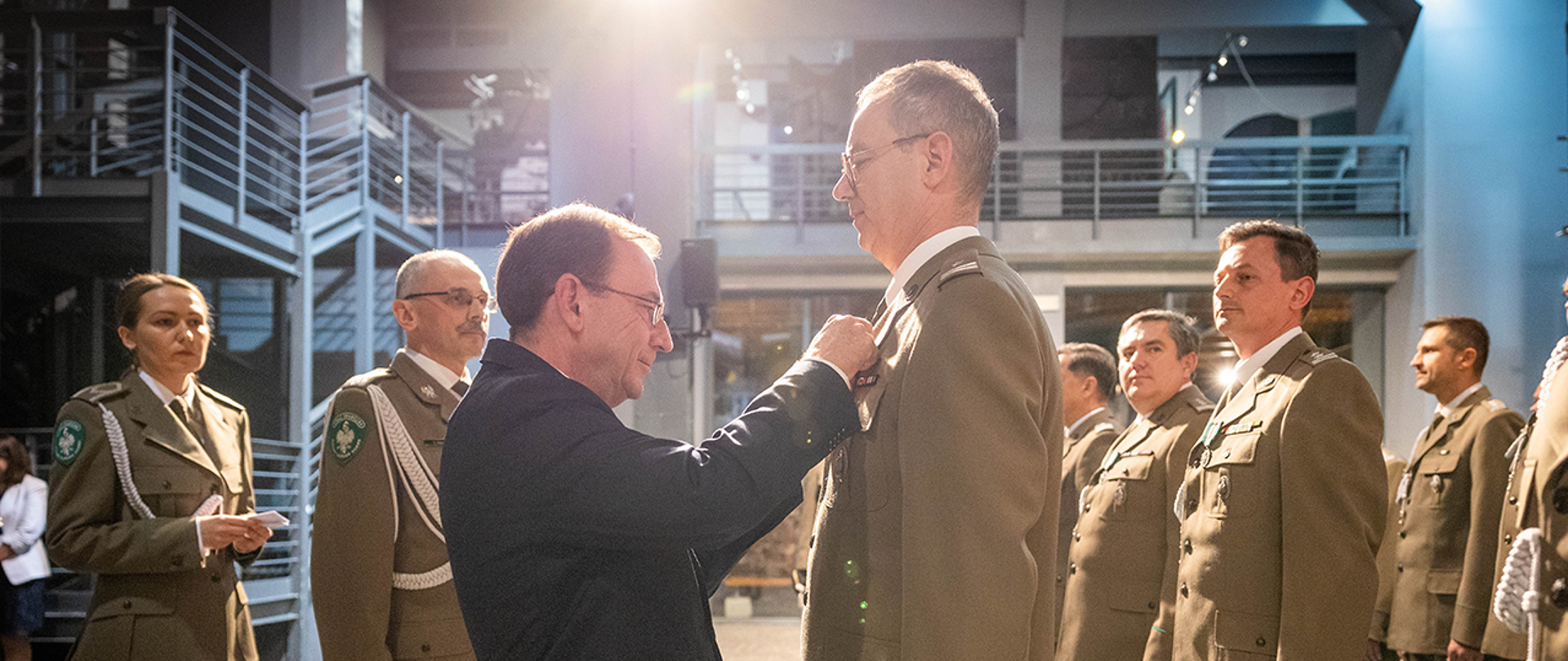 Minister Mariusz Kamiński wręcza medal 