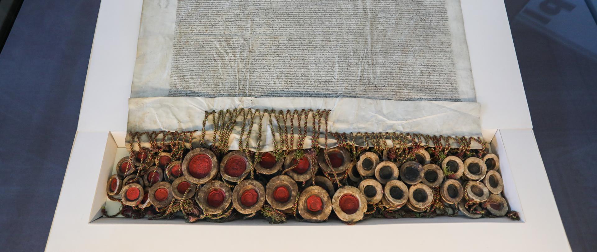 Pokaz oryginału aktu Unii Lubelskiej z 1569 r. w Archiwum Głównym Akt Dawnych