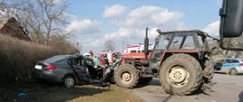 Wypadek samochodu osobowego oraz ciągnika rolniczego w Studzieńcu