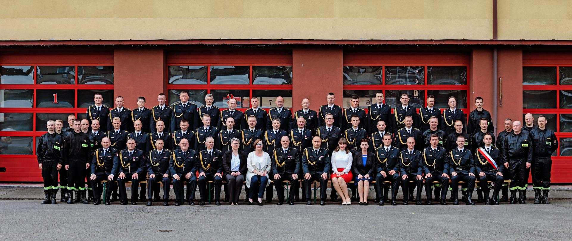 Na zdjęciu pracownicy i funkcjonariusze jasielskiej komendy w trzech rzędach pozują do zdjęcia