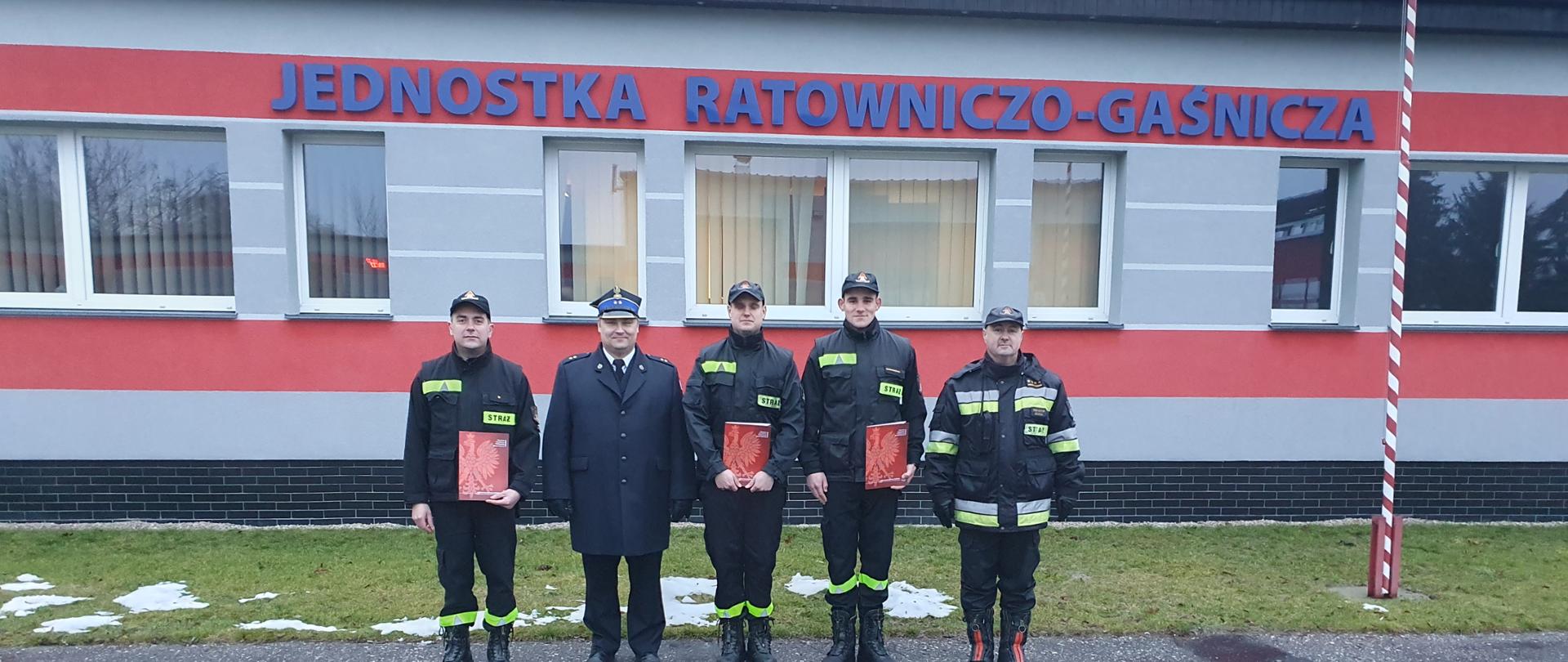 Na zdjęciu awansowani wraz z komendantem oraz dowódcą.