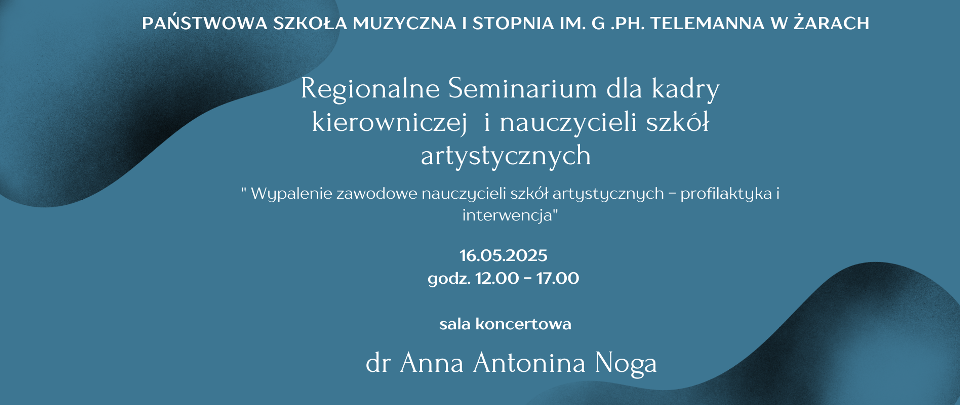 Plakat informuje o wydarzeniu organizowanym przez Państwową Szkołę Muzyczną I stopnia im. G. Ph. Telemanna w Żarach. Jest to Regionalne Seminarium dla kadry kierowniczej i nauczycieli szkół artystycznych, poświęcone tematowi: „Wypalenie zawodowe nauczycieli szkół artystycznych – profilaktyka i interwencja”.
Wydarzenie odbędzie się 16 maja 2025 roku w godzinach 12:00–17:00 w sali koncertowej szkoły. Seminarium poprowadzi dr Anna Antonina Noga.
Plakat utrzymany jest w niebieskiej kolorystyce z abstrakcyjnymi, ciemniejszymi kształtami w tle. Tekst jest czytelny, wyśrodkowany i uporządkowany, co podkreśla profesjonalny charakter wydarzenia.