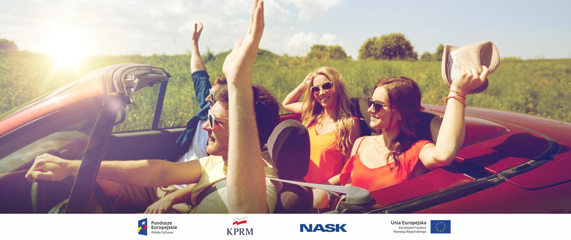 Cztery młode uśmiechnięte osoby jadące kabrioletem.