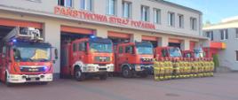 Widać strażaków na tle komendy i samochodów, oddają hołd zmarłemu koledze