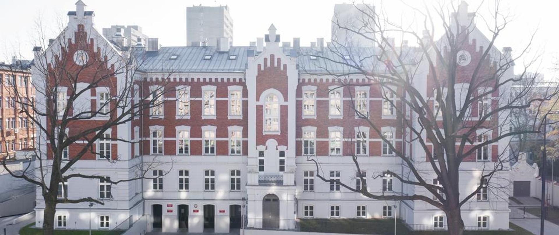 zdjęcie - zabytkowy, odremontowany, duży budynek szkoły