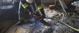 Zdjęcie strażaka w trakcie pracy pilarką spalinową