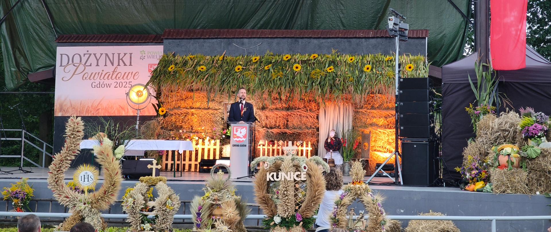 widok sceny dożynkowej