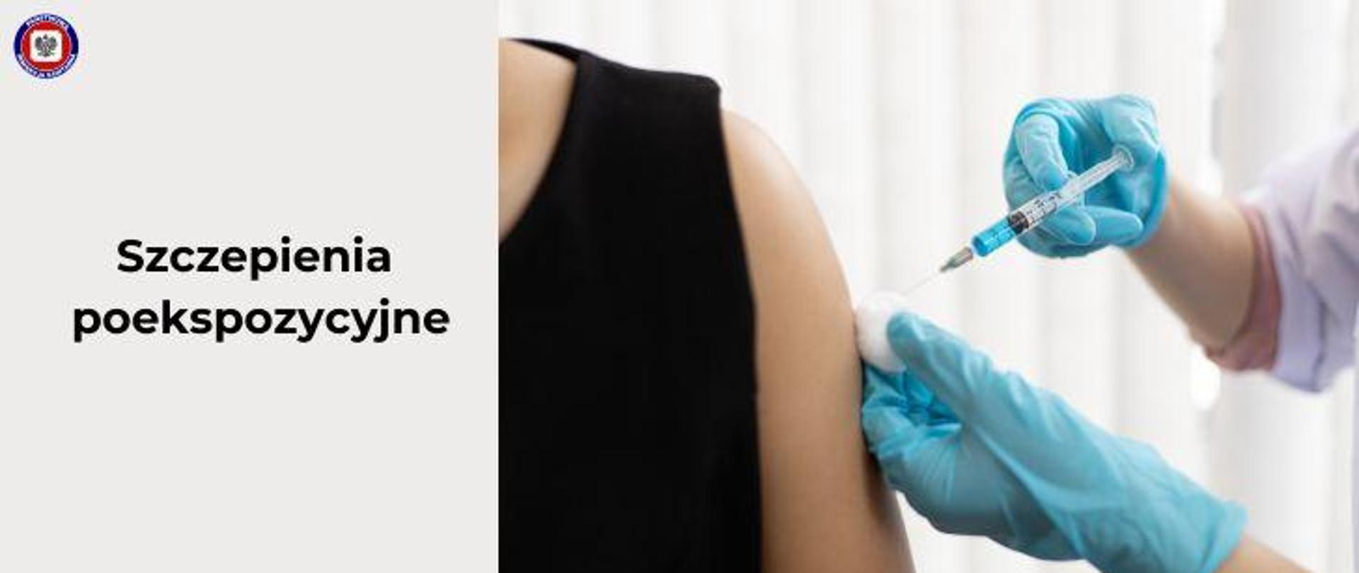 Po prawej ramię osoby podczas szczepienia, pielęgniarka w rękawiczkach trzyma strzykawkę i wacik przy ramieniu. Po lewej na jasnoszarym tle ciemny napis szczepienia poekspozycyjne. W lewym górnym rogu logo Państwowej Inspekcji Sanitarnej.
