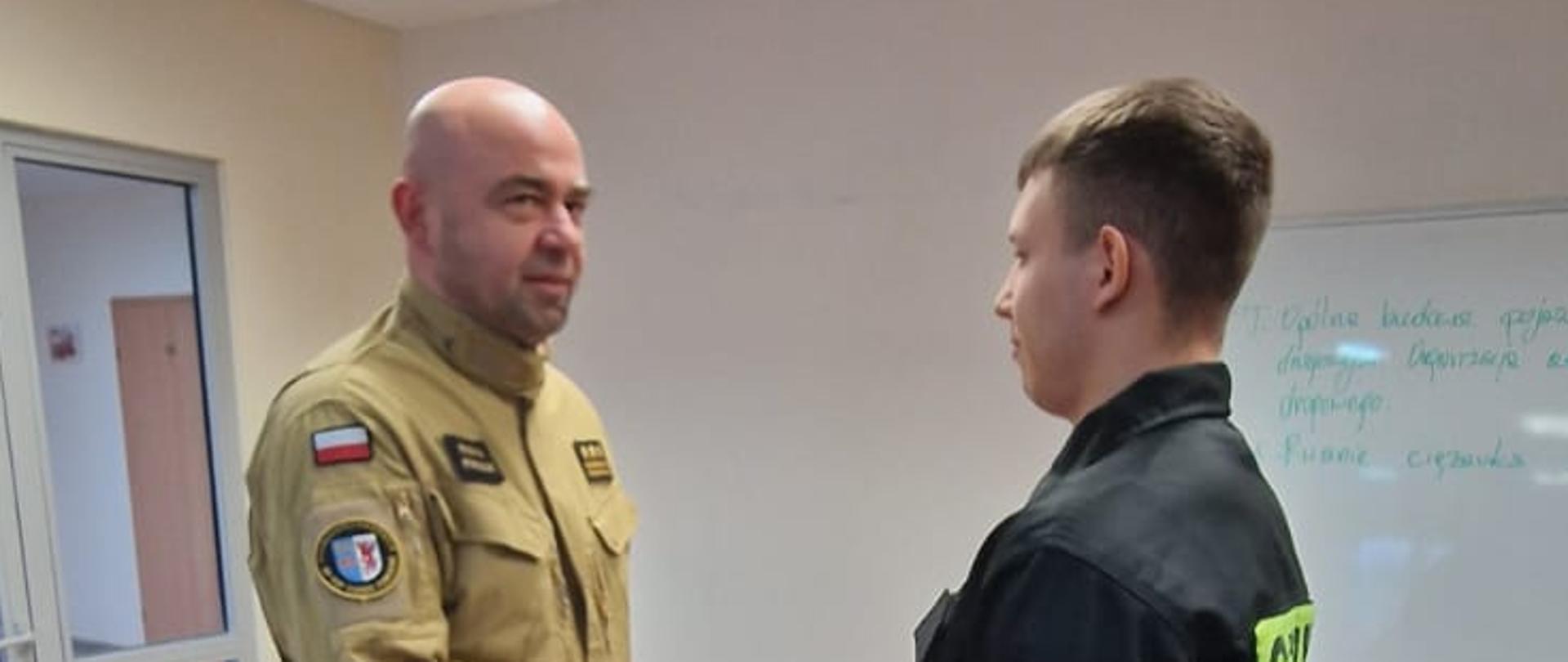 Uroczysta zbiórka- wyróżnienie funkcjonariusza