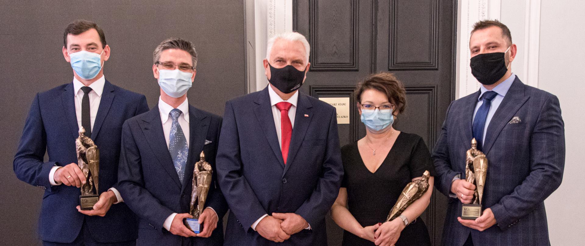 Dr n. med. i n. o zdr. Jolanta Majer, Jarosław Luboński, Krzysztof Kuriata oraz dr hab. n. med. Łukasz Szarpak otrzymali nagrody Ministra Zdrowia im. bł. Gerarda, patrona ratownictwa medycznego. Od lat w ten sposób zostają uhonorowane osoby zasłużone dla systemu Państwowego Ratownictwa Medycznego 