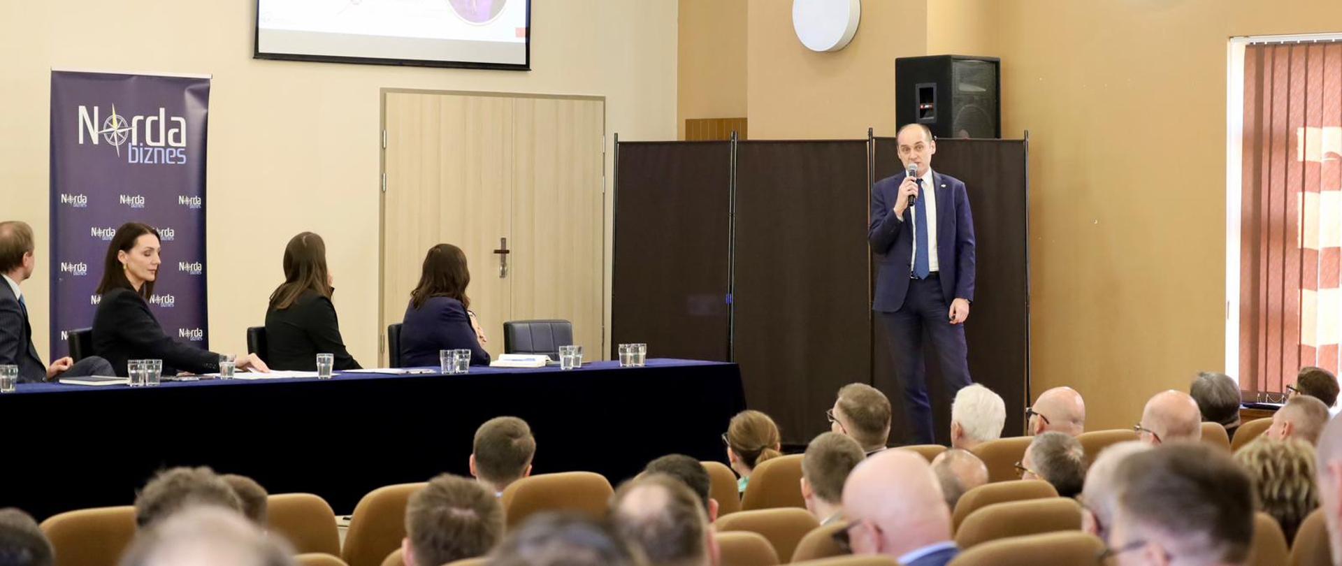 Dyrektor Departamentu Bezpieczeństwa Jądrowego w PAA Marcin Dąbrowski podczas posiedzenia Zespołu ds. koordynacji inwestycji związanych z budową elektrowni jądrowej na terenie województwa pomorskiego wraz z infrastrukturą towarzyszącą oraz morskich farm wiatrowych - dyrektor omawia prezentację