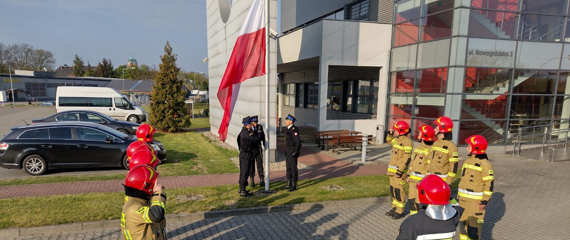 Dzień Flagi 2022 - uroczyste podniesienie flagi i oddanie honorów w KP PSP Żagań