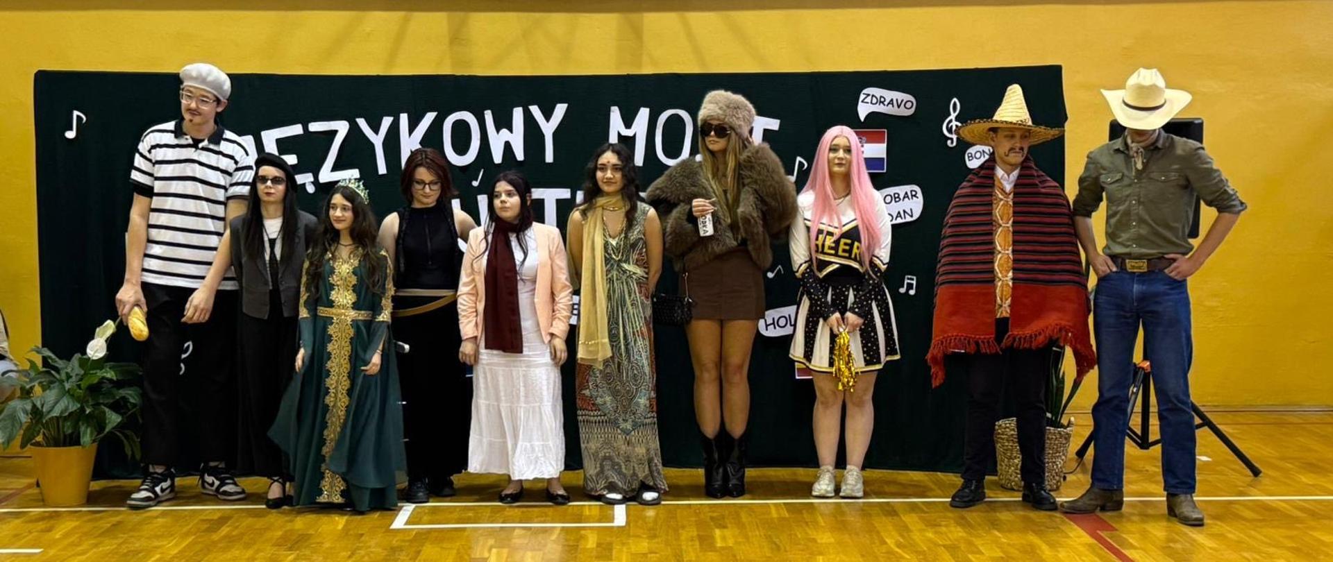 Uczniowie podczas pokazu mody - Dzień Języków Obcych