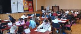 Na zdjęciu widoczni są uczestnicy konkursu podczas pisania testu na sali MDK w Oleśnie.