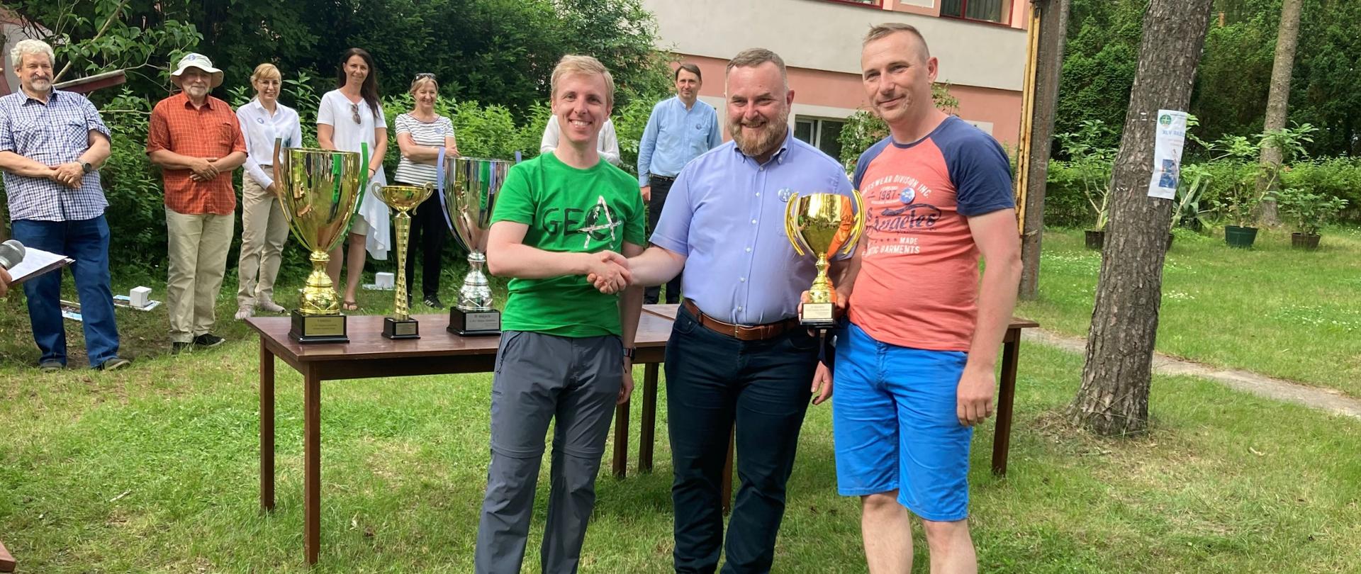 Mazowiecki Wojewódzki Inspektor Nadzoru Geodezyjnego i Kartograficznego wręczył puchar na Rajdzie Geodetów 