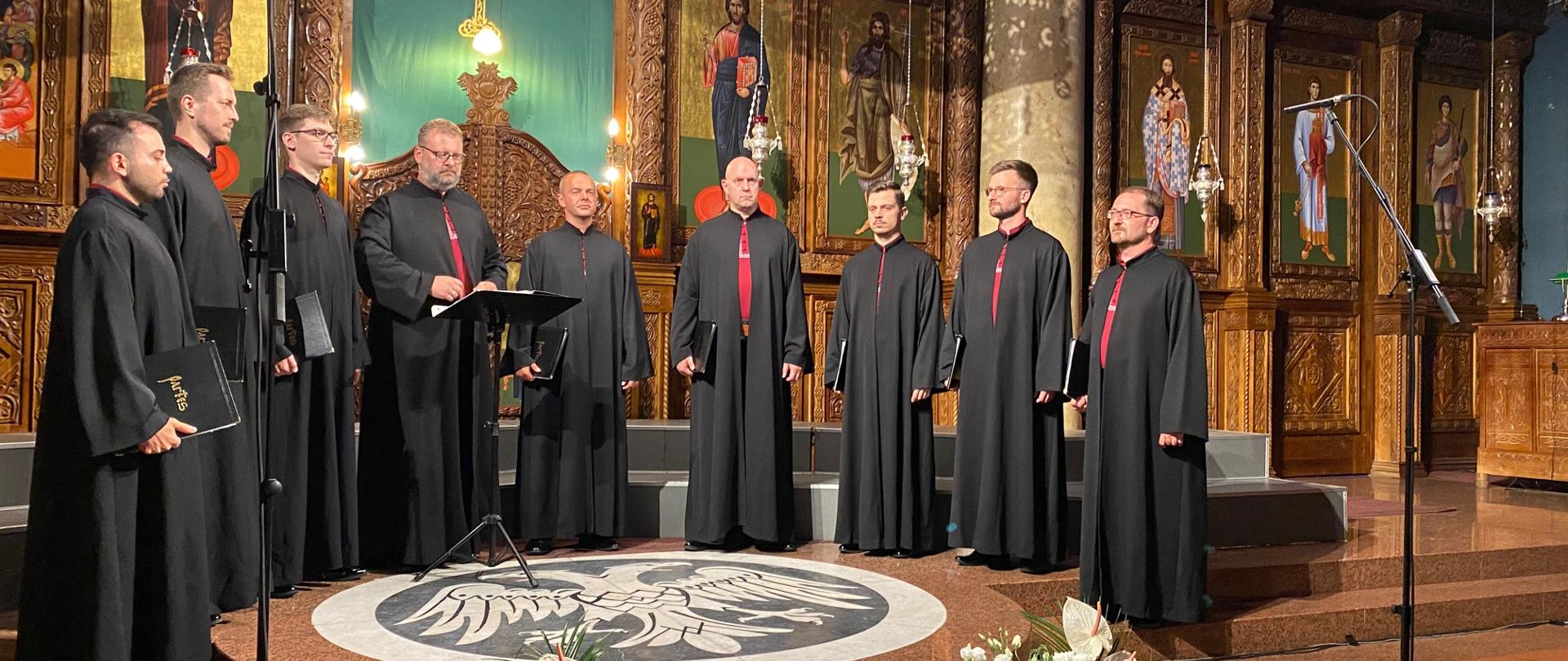 Stojący na bardzo wysokim poziomie artystycznym występ polskiego chóru został przyjęty wielkim aplauzem przez publiczność zgromadzoną w historycznej cerkwi pod wezwaniem Św. Trójcy. 