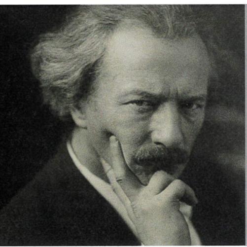 Czarno-biały wizerunek głowy Ignacego Jana Paderewskiego skierowany w naszą stronę. Przy twarzy na policzku podparta dłoń.