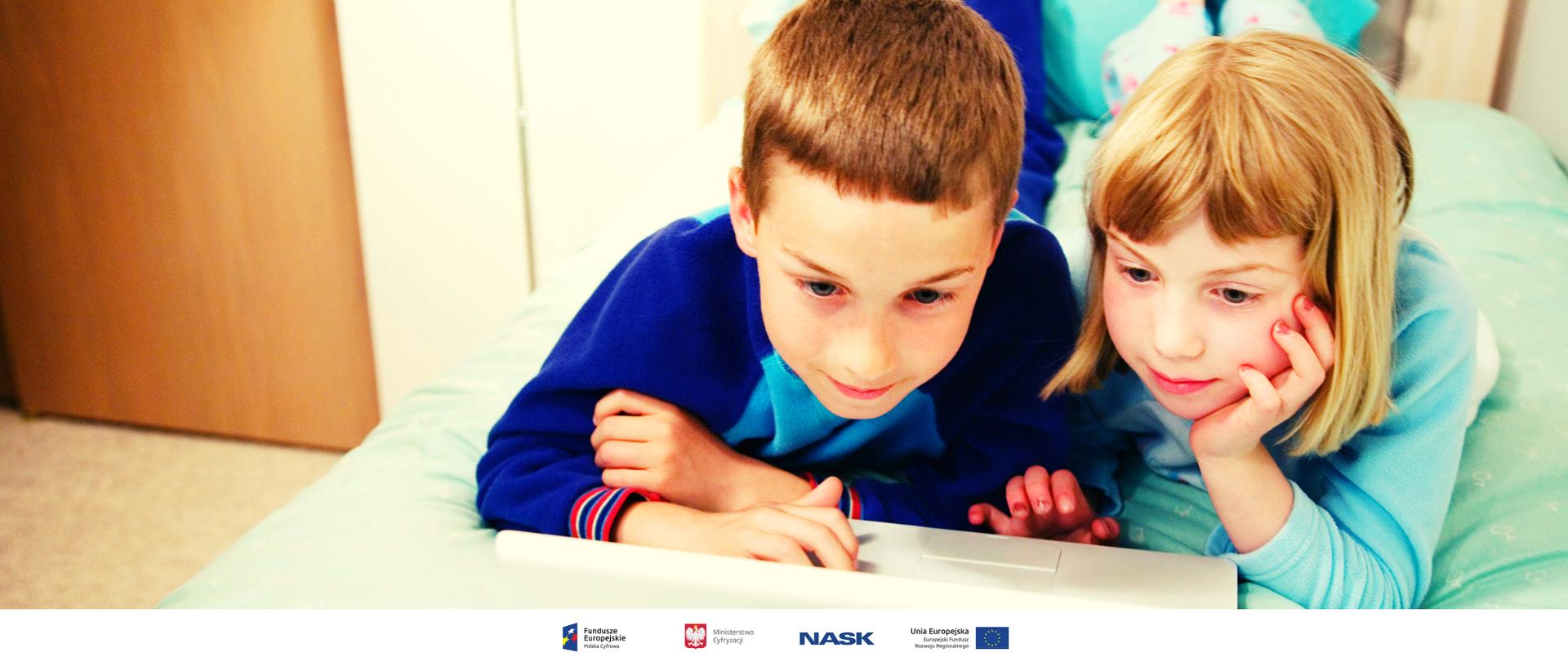 Na zdjęciu widać chłopca i dziewczynkę posługujących się laptopem. Na dole zdjęcia umieszczone są logotypy: Fundusze Europejskie. Polska Cyfrowa, Ministerstwo Cyfryzacji, NASK oraz Unia Europejska. Europejski Fundusz Rozwoju Regionalnego. 