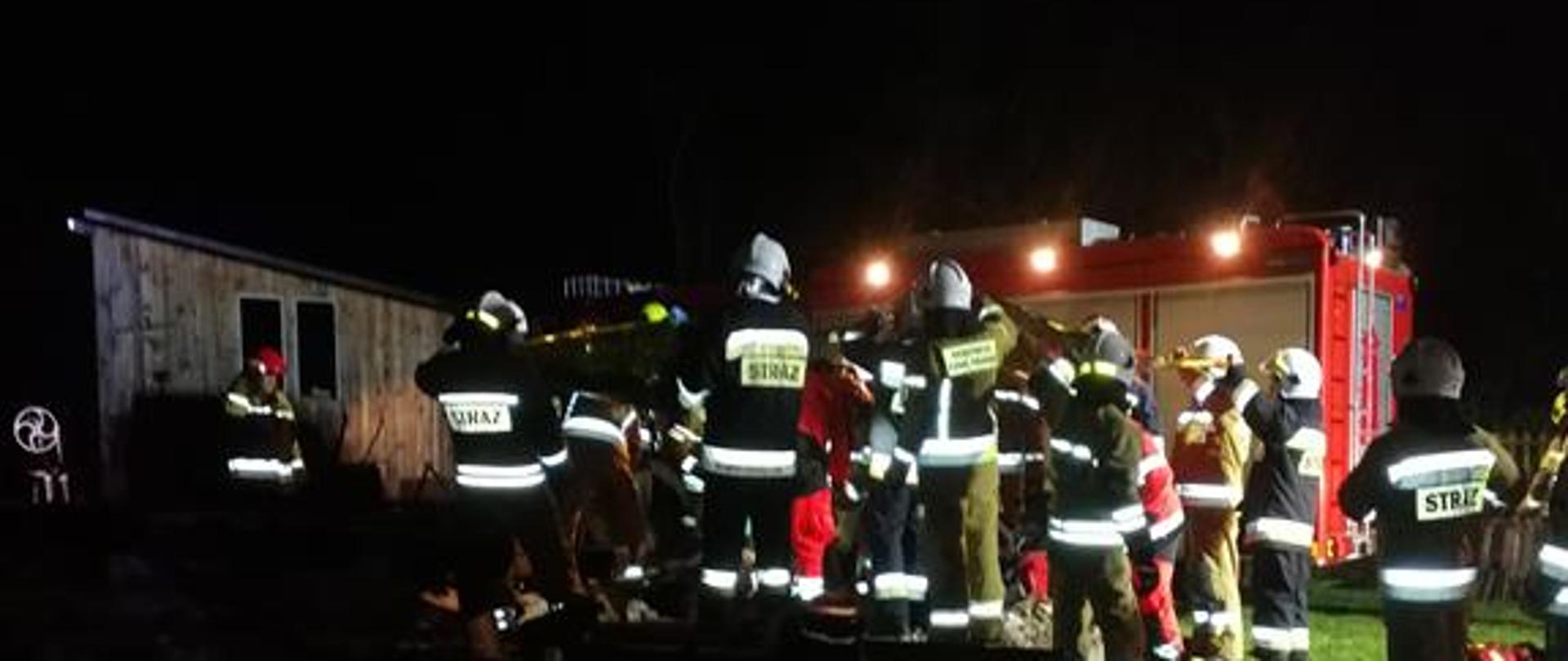 Działania ratownicze funkcjonariuszy w miejscowości Polesie.