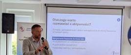 Wykład dla seniorów na temat korzyści płynących z aktywności fizycznej, realizowany w ramach działań edukacyjnych promujących zdrowe i aktywne starzenie się w ramach XXI Dni Seniora w Świdnicy