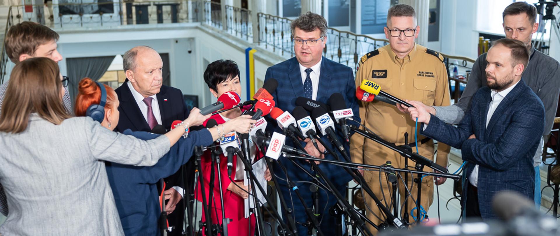 konferencja w sejmie z udziałem wiceministra Macieja Wąsika