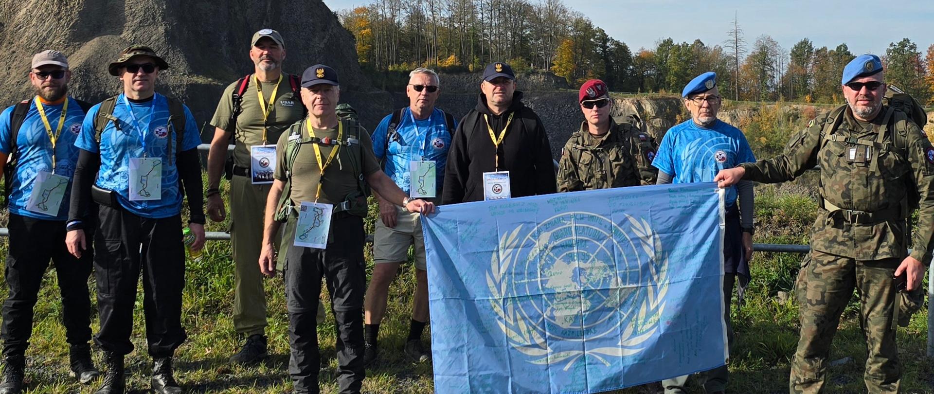 Weterani z flagą ONz