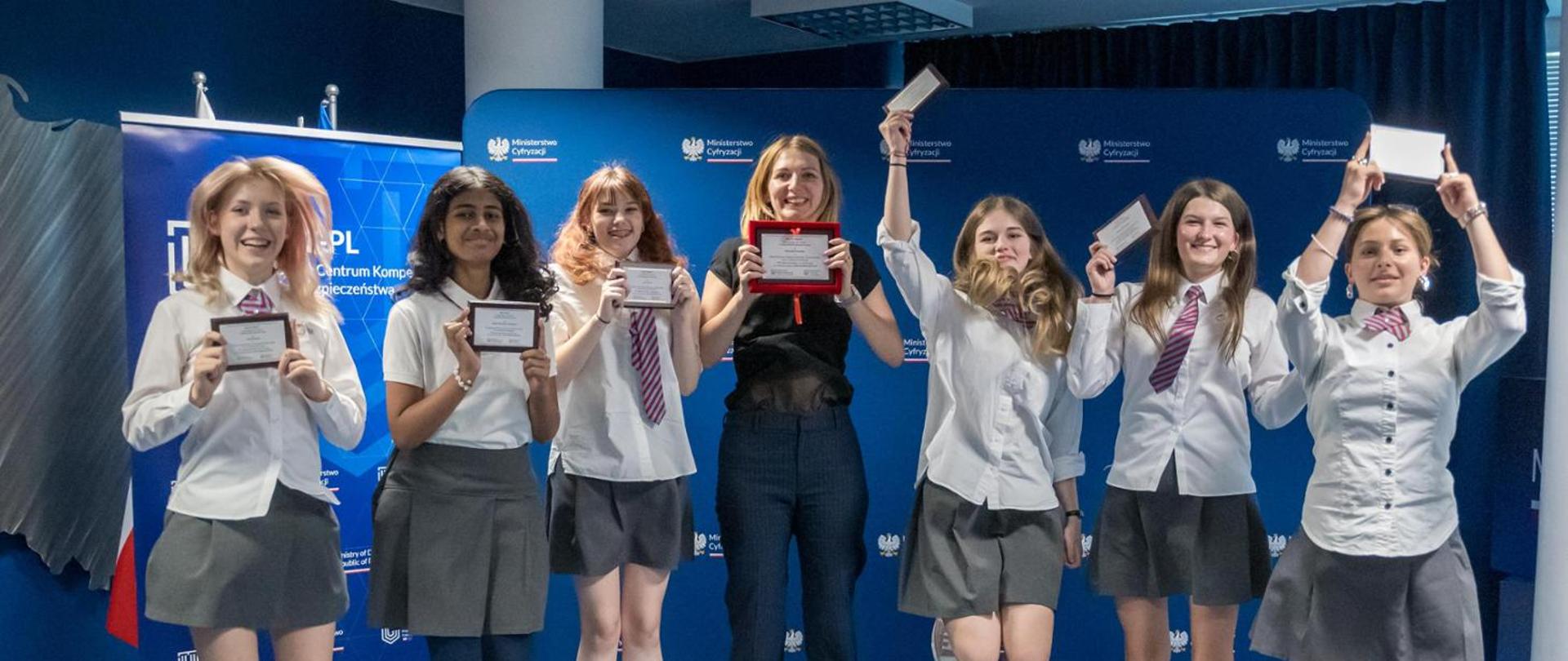 Zdjęcie przedstawia polską drużynę, która wzięła udział w CyberWizards 2024