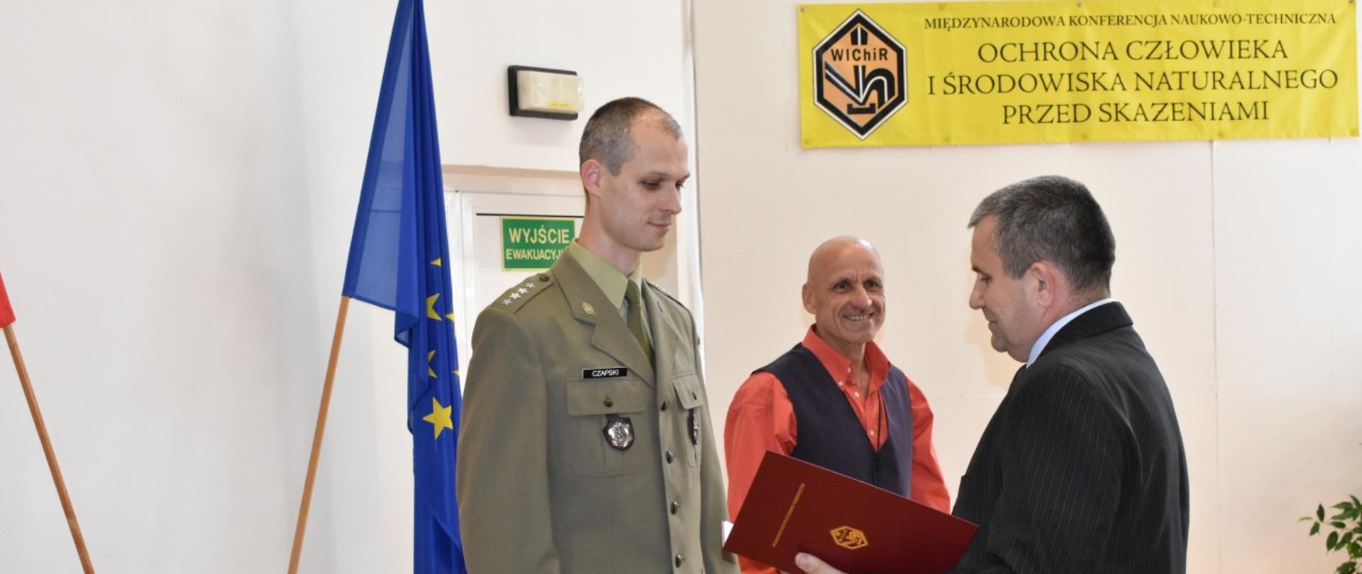 Wręczenie listu gratulacyjnego oraz dyplomu uznania pracownikom wyróżnionym przez Dyrektora WIChiR.