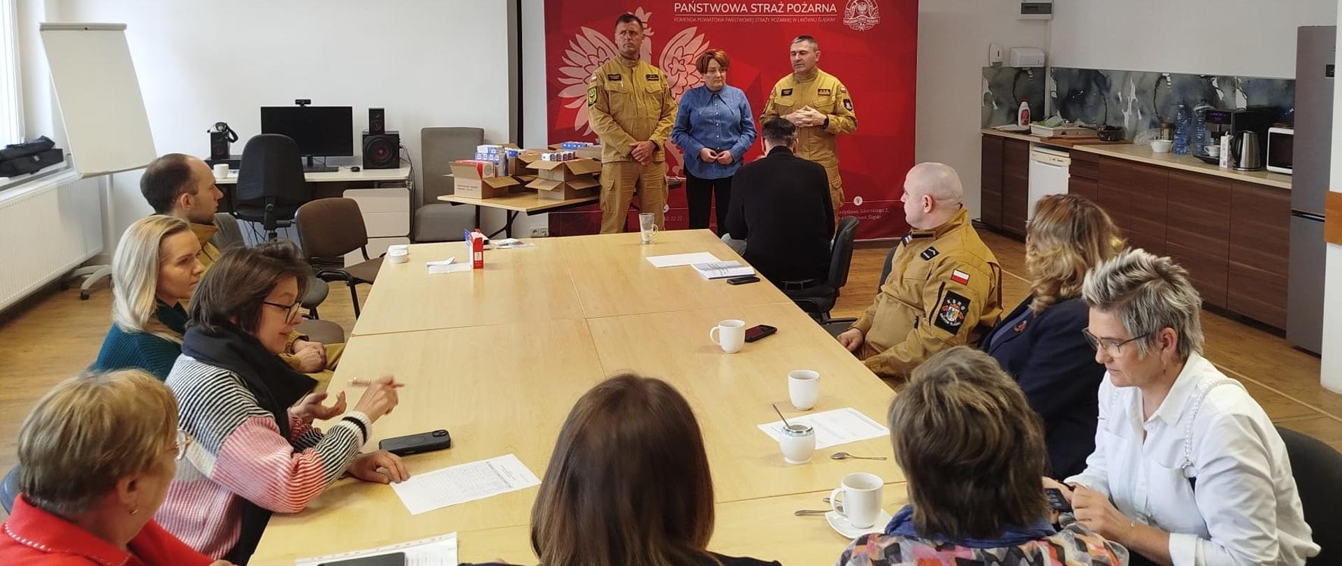 Uczestnicy spotkania ws. przekazania czujek dla przedstawicieli MOPS z gmin powiatu lwóweckiego.