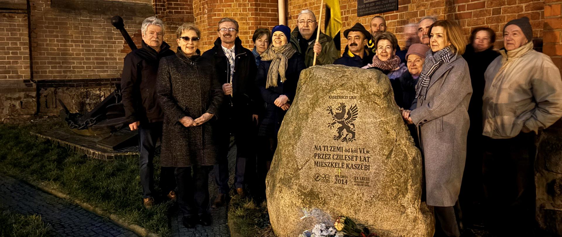 Wspólne zdjęcie przy Obelisku upamiętniającym Kaszubów mieszkających od VI wieku na ziemi Pomorskiej, w tym w Szczecinie