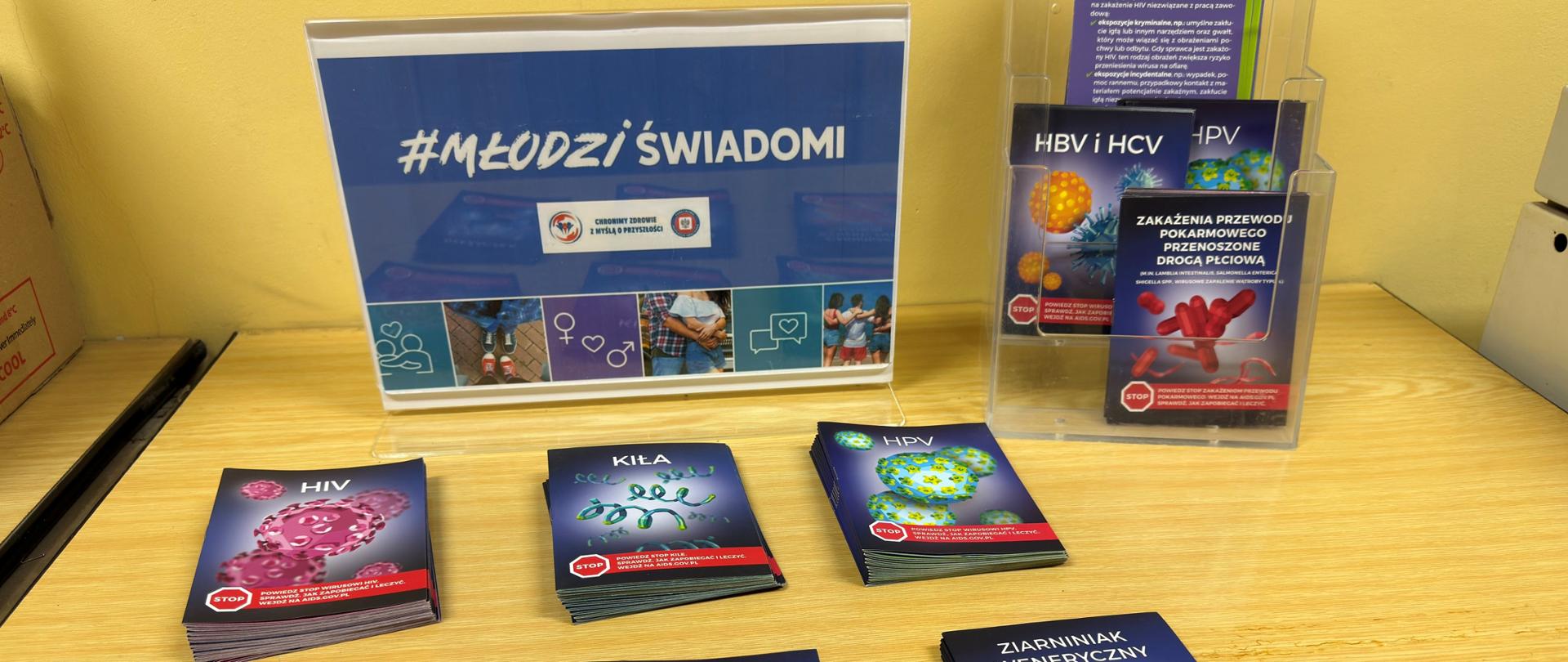 stół z ulotami i broszurami z programu