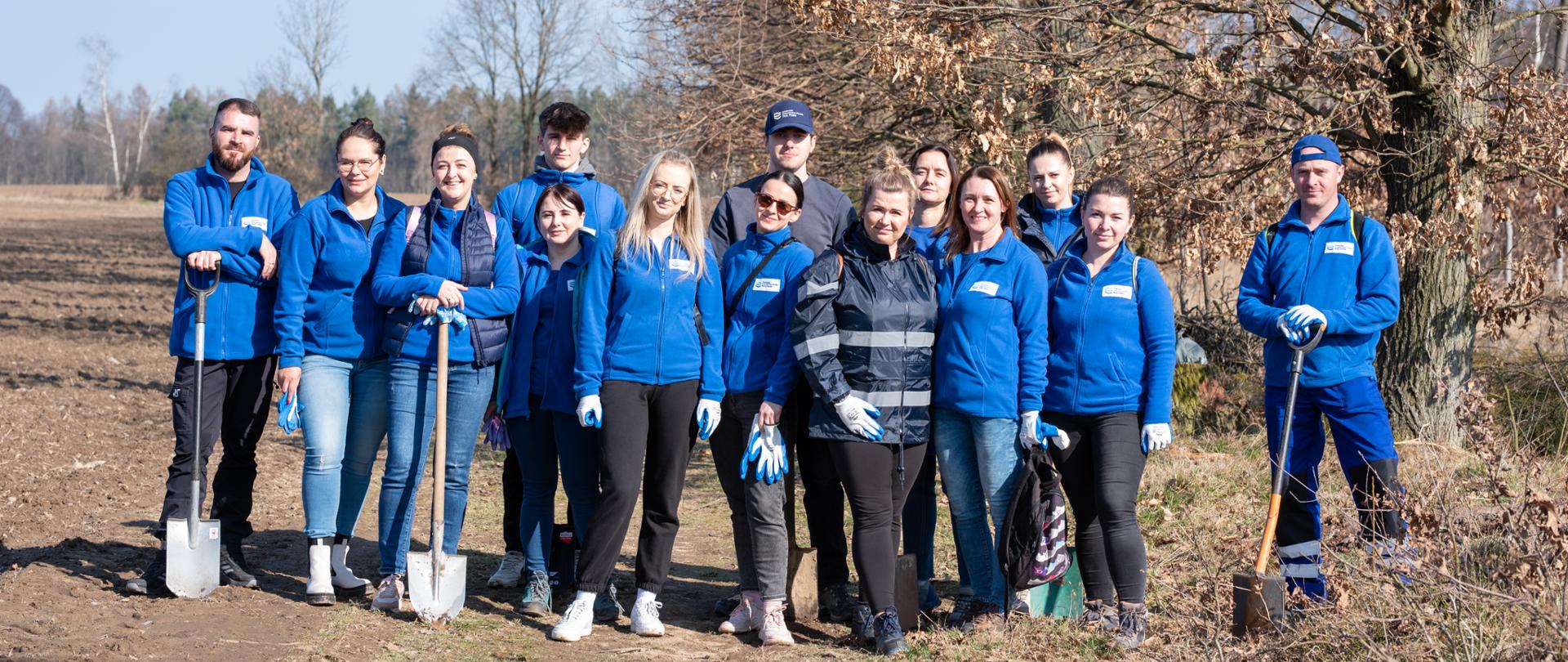 Pracownicy Wód Polskich Zarządu Zlewni w Lwówku Śląskim w akcji sadzenia drzew na terenie leśnictwa Bielanka w Parku Krajobrazowym Doliny Bobru.