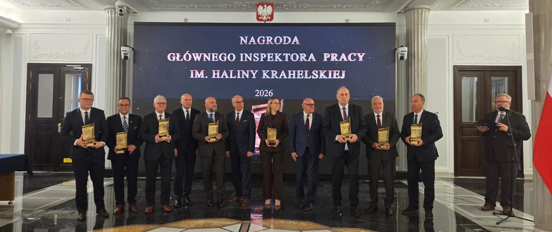 Grupa osób w sali