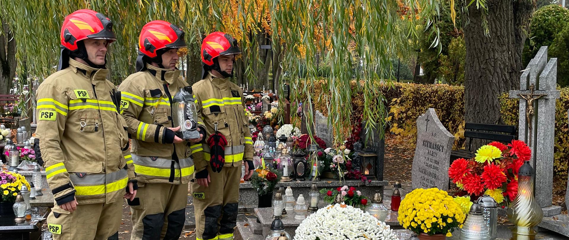 Złożenie znicza na grobie strażaka