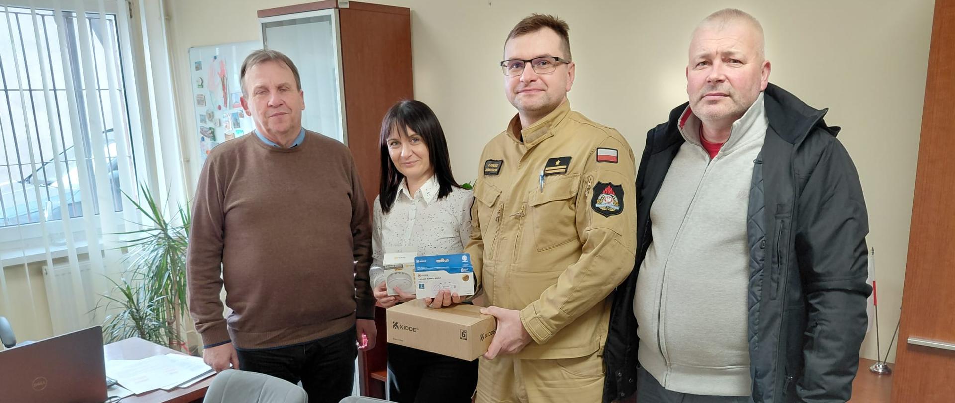 Przekazanie czujek dymu i tlenku węgla przez PSP