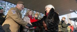 Wojewoda łódzki Dorota Ryl podczas powitania z pułkownikiem Sławomirem Miazgą 