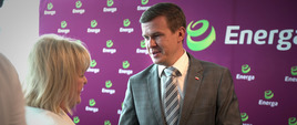 Minister Witold Bańka rozmawia z prezes energii