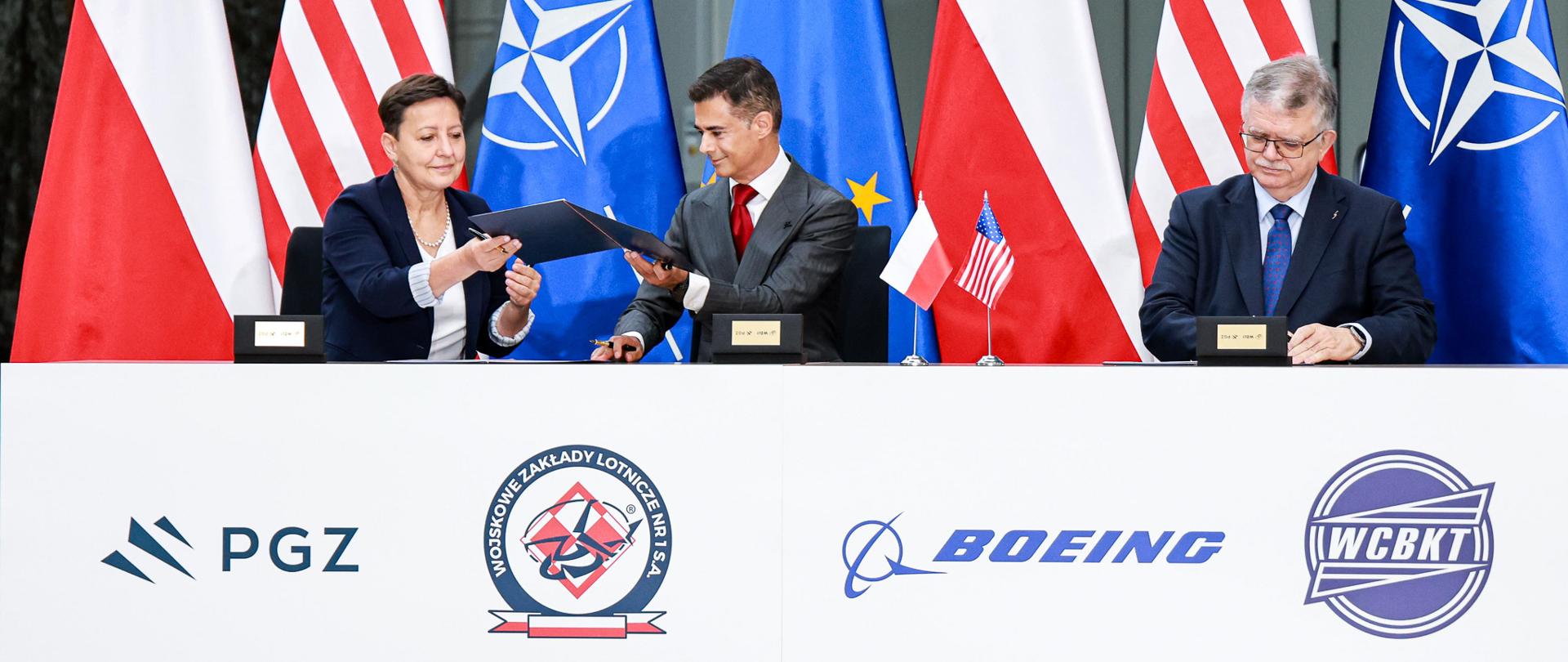 11 sierpnia wiceministrowie: Magdalena Sobkowiak-Czarnecka oraz Cezary Tomczyk wzięli udział w uroczystości podpisania wykonawczych umów offsetowych przez Wojskowe Zakłady Lotnicze Nr 1 i Wojskowe Centralne Biuro Konstrukcyjno-Technologiczne z Boeing Company. W uroczystości uczestniczył także premier Donald Tusk.