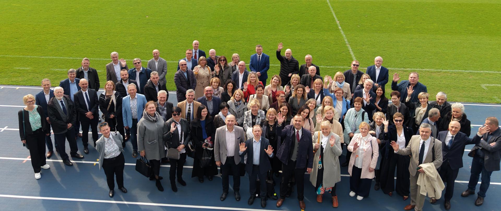 Pamiątkowe zdjęcie uczestników jubileuszu na płycie Stadionu Śląskiego